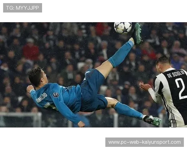 C罗补时倒钩震惊世界足坛 C罗补时倒钩震惊世界足坛